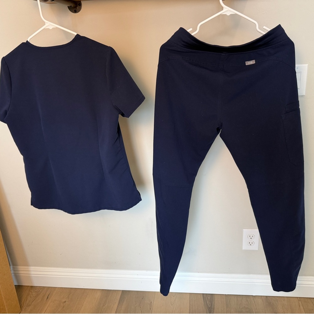 FIGS Top and Cargo Bottoms - Women’s Scrubs set - Navy